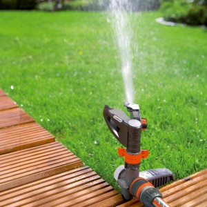 Gardena Comfort esőztető öntözi a gyepet. Impulzus, kör- és szektoros esőztető használatban.