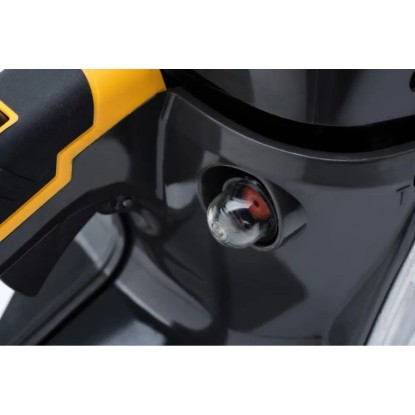 Közelkép: A Stiga CS 755 benzinmotoros láncfűrész indító pumpája.
