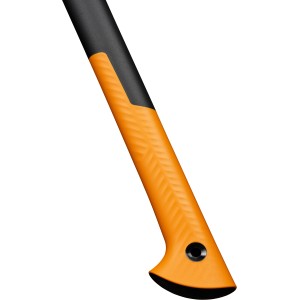 Közelkép: Fiskars X24 univerzális fejsze nyele, narancssárga, fekete nyéllel.
