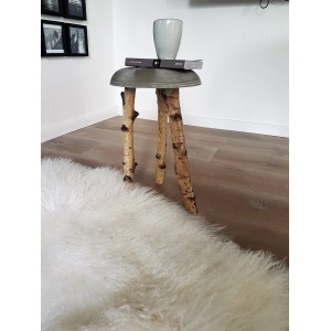 DIY asztalka Ultrament hobbibetonból, fa lábakkal és dekorációval.