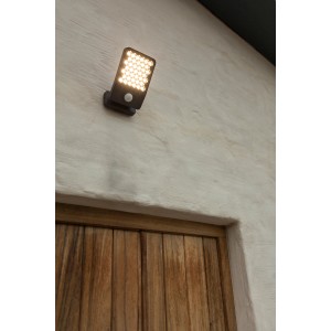 Modern LED kültéri fali lámpa mozgásérzékelővel, ideális homlokzatokhoz.