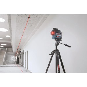 Bosch Professional GLL 3-80 vonallézer állvánnyal és piros lézersugárral használat közben.