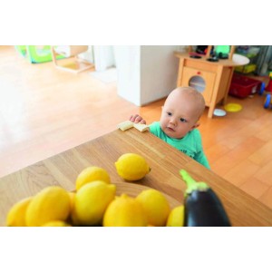 Baba az asztalnál Abus JC3500 Jannic sarokvédővel. Gyermekbiztonság a bútorokhoz.