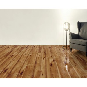 Lerakott Kaindl Masterfloor 8 mm Hickory Bravo laminált padló székkel és lámpával a szobában.