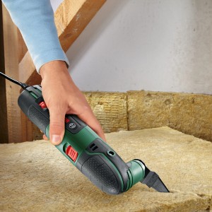 Bosch PMF 220 CE multifunkciós szerszám használat közben, szigetelőanyag vágása.