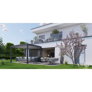 Sötétszürke Biohort pergola teraszfedésként kerti bútorokkal egy modern ház előtt.
