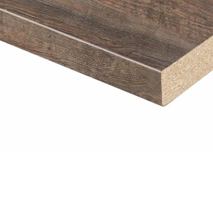 Közelkép a Kaindl Laramie Pine munkalapról, 2,8 cm vastag, fa hatású.