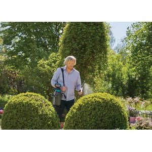 Gardena Plus 5 l nyomáspermetező használat közben: Férfi növényeket permetez a kertben a nyomáspermetezővel.