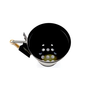Fém kéményes grillgyújtó fa fogantyúval a gyors begyújtáshoz.