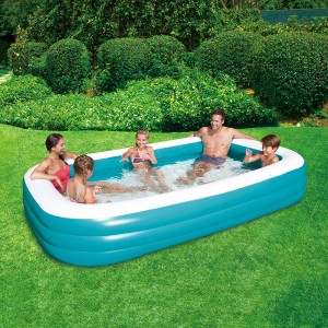 Summer Waves Family Pool: Felfújható, téglalap alakú medence családdal a kertben.