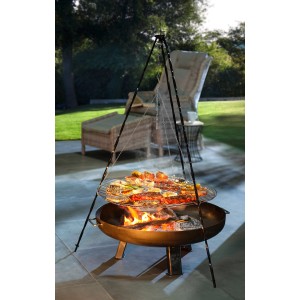 Buschbeck háromlábú állvány grillel és tűztállal Ø 70 cm grillezés közben.