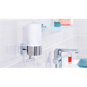 Tesa Elegaant króm szappanadagoló a fürdőszobában, falra szerelve, időtlen design.
