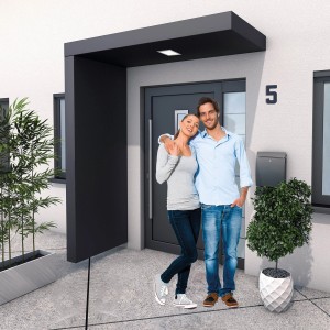 Modern, antracit színű BS 160 téglalap előtető oldalsó elemmel a ház bejáratánál egy párral.