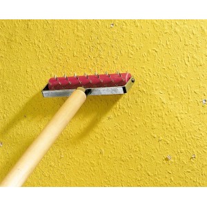 LUX Tapétázó tüskés henger 15 cm fa nyéllel, tapéta perforálására sárga falon.