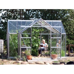 Vitavia Sirius üvegház alumínium vázzal, üveggel és alapozással a kertben.