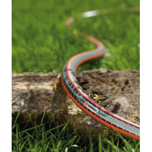 Gardena Comfort High Flex kerti tömlő (Ø 13 mm, 20 m) füvön és kövön.