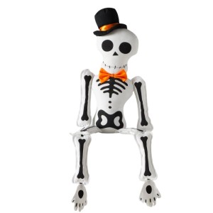 Boltze csontváz peremülő, 80 cm, fehér fekete kalappal és narancssárga csokornyakkendővel. Halloween.