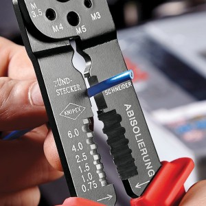 Knipex krimpelő fogó kábelek csupaszításához és krimpeléséhez, többkomponensű markolattal és kábelvágóval.