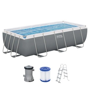 Szürke, téglalap alakú Bestway Steel Pro Max Frame medence kék vízzel, szűrőszivattyúval, szűrőbetéttel és biztonsági létrával.