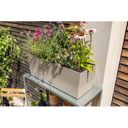 Lechuza Balconera Stone 50 homokbézs, beültetett virágláda öntözőrendszerrel.