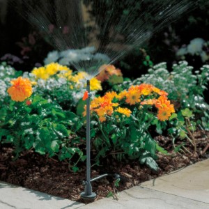Gardena 90 fokos szórófej virágágyás öntözéséhez Micro-Drip rendszerben.