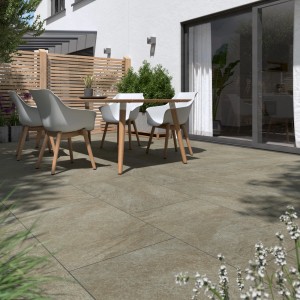 Lerakott Manhatten Beige 60x90 cm-es porcelán kerámia teraszlapok kültéri területen ülőgarnitúrával.