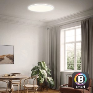 Szabályozható, fehér Brilo LED mennyezeti lámpa Slim S B-Smart Panel (22 W) nappali szobában.