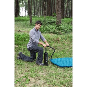 Férfi felfújja a matracot Bestway dupla működésű pumpával. Légszivattyú tömlővel és adapterrel.