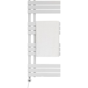 Fehér elektromos fürdőszobai radiátor Limburg (700 W, 120x50 cm) törölközővel.