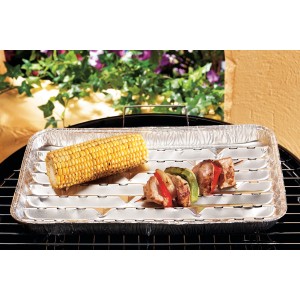 Szögletes grilltálca kukoricacsővel és nyárssal, grilleszköz a kíméletes grillezéshez.