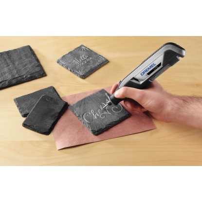 Dremel Lite 7760-15 miniatűr szerszám palatáblákat gravíroz.