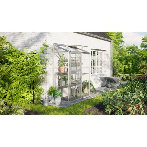 Vitavia Ida 900 alumínium üvegház növényekkel a ház falán.