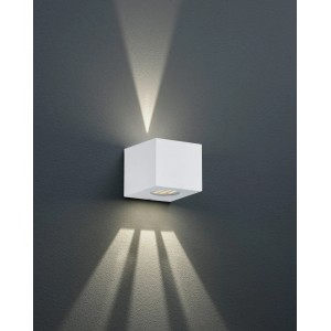 Modern, fehér Trio LED Cordoba kültéri fali lámpa felfelé és lefelé irányuló fényhatással.