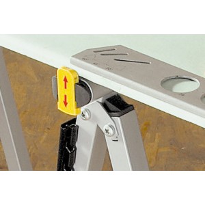 Közelkép: wolfcraft Workstand bak oldalsó ütközőkkel és összecsukható támasztékkal.