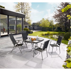 Vigo napozóágy fekete textilből kerti bútor szettel a teraszon.