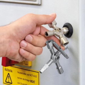 Knipex TwinKey: Multifunkciós kulcs kapcsolószekrényekhez és zárórendszerekhez használat közben.