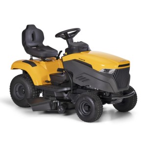 Sárga Stiga Tornado 398 fűnyíró traktor oldalsó kidobással. Kompakt fűnyíró traktor nagy kertekhez.