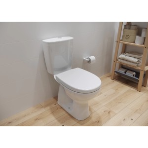Fehér t.b.t. WC szett a fürdőszobában. Standard WC csésze tartállyal.