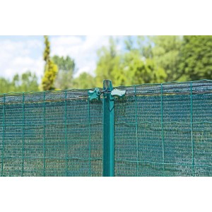 Zöld belátásgátló kerítés oszloppal és rögzítéssel a kertben.