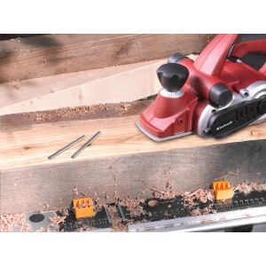 Einhell HM váltókés készlet 2 db-os (82mm) gyalukhoz, a gyalu mellett a munkapadon.
