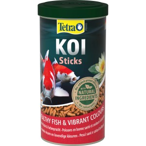Tetra Pond Koi Sticks halétel, 1 literes tartály Koi pontyokkal és táplálékrudakkal.